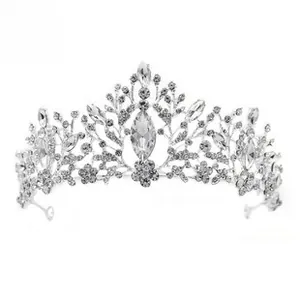 Détail du diadème de mariée avec motif floral argenté et pierre en cristal en goutte