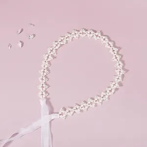 Serre-tête de mariée élégant avec perles blanches, cristaux et rubans translucides