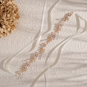 Cerchietto sposa con fiori rosa perle e strass su tralcio metallico dorato
