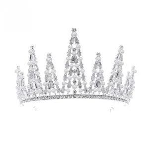 Vue détaillée du diadème de mariée argenté avec perles blanches et zircons marquises