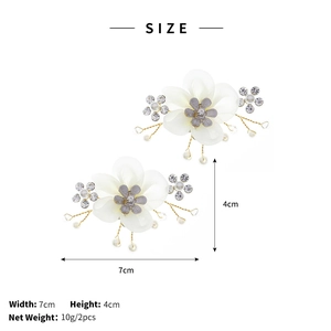 Size chart for floral bridal shoe clips with pearls and rhinestones measuring 7cm by 4cm