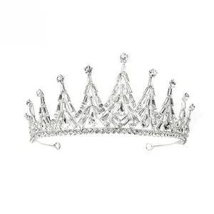 Détails macro de couronne de mariée avec cristaux argentés et motif floral en strass