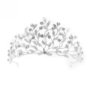 Détail d'une couronne de mariée argentée avec feuilles et cristaux brillants