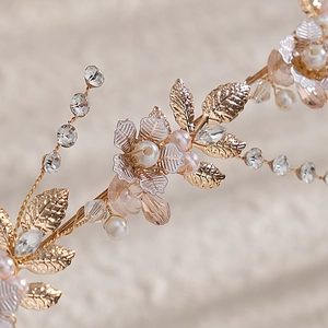 Squisita fascia da sposa con foglie di metallo dorato, strass e perle eleganti