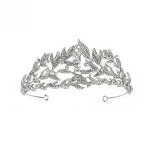 Détail d'un diadème de mariée argenté avec motifs de feuilles et cristal rectangulaire