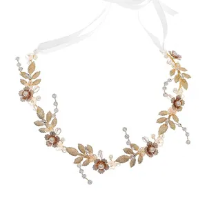 Fascia sposa fatta a mano con foglie in metallo dorato e fiori color champagne per nozze