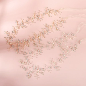 Magnifique ceinture de mariée avec perles et cristaux faits main sur fond rose tendre