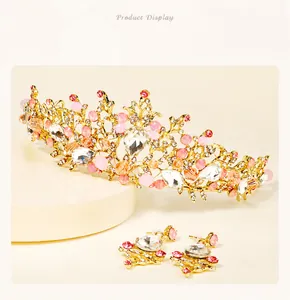 Detailaufnahme eines luxuriösen Brautschmuck-Sets mit einer Tiara und Ohrringen aus Rosa Kristall