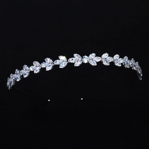 Vue détaillée du serre-tête argenté en forme de feuille avec zircons marquise et ronds