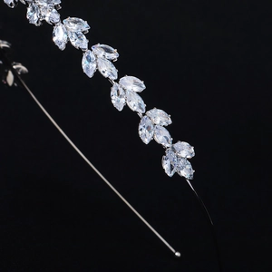 Détail de strass en forme de feuilles sur un serre-tête de mariée en métal argenté