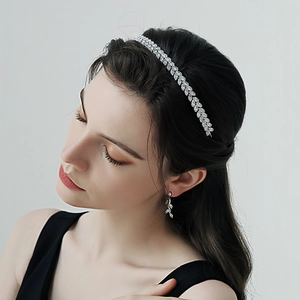 Serre-tête élégant en zircons avec feuilles et boucles d'oreilles pour mariée et fêtes
