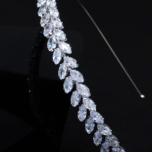 Serre-tête exquis avec zircons marquise et design de feuilles argentées pour mariages