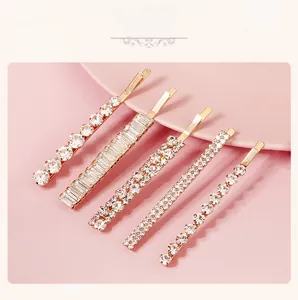 Détail du lot de 5 barrettes dorées ornées de strass étincelants et cristaux variés