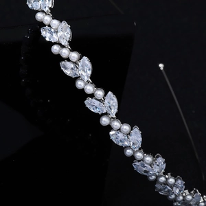 Serre-tête élégant argenté avec pierres en zircon et perles pour mariages