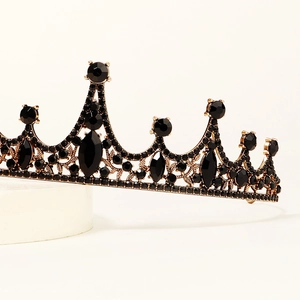 Detailopname van barokke bruidskroon met zwarte strasstenen en gouden legering details