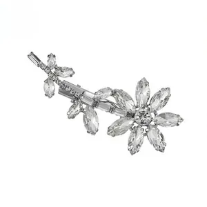 Détail de la pince à cheveux fleurie argentée avec cristaux et strass élégants