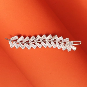 Vue macro d'une pince à cheveux en forme de plume avec des cristaux de zircone brillants