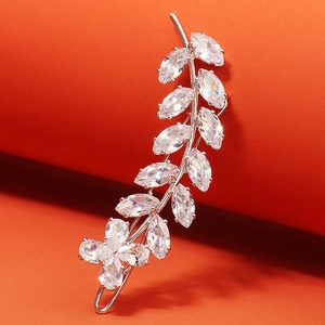 Vue macro détaillée des pierres de zircon sur une barrette en forme de feuille
