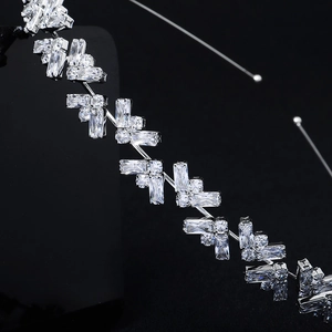 Serre-tête argenté élégant orné de zircons géométriques et strass en motif chic