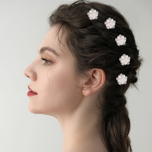 Lot de 5 pinces à cheveux élégantes fleurs roses nacrées avec strass sur modèle