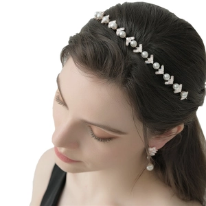Détail du serre-tête de mariée de luxe avec perles blanches et pierres en zircone