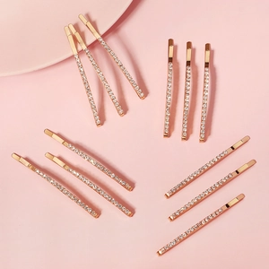 Detail von 12 tlg. Strass-Haarklammern in Roségold auf elegantem rosa Hintergrund