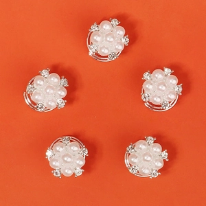 Lot de cinq pinces à cheveux fleur en argent avec perles blanches et strass brillants