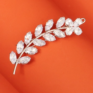 Elegante fermaglio argento con zirconi a foglia e piccoli dettagli di fiori