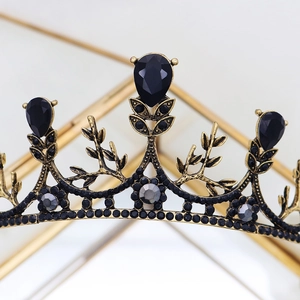 Macro-opname van gotische tiara met zwarte strass-steentjes en bronzen bladmotieven