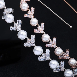 Vue détaillée des perles blanches et des cristaux rectangulaires sur un bandeau de luxe