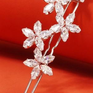 Barrette à fleurs argentée élégante avec pétales en zircon pour femmes