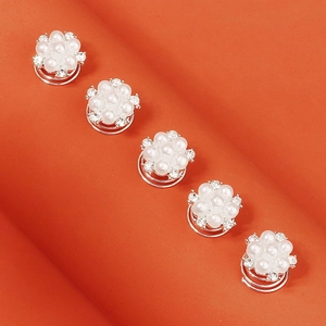 Détail de 5 épingles à cheveux spirales avec perles blanches et fleurs en strass