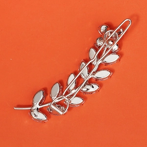 Barrette élégante en forme de feuille avec base argentée et zircons clairs taille marquise