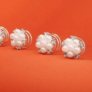 Pinces à cheveux à ressort avec perles blanches et strass sur fond orange vif éclatant