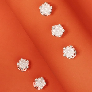 Lot de 5 épingles décoratives fleur en perles et strass sur fond orange texturé