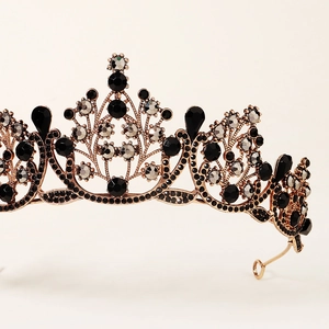 Close-up van vintage zwarte strass-kroon met antiek bronzen metaal en zijlussen