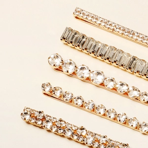 Ensemble de cinq pinces à cheveux géométriques dorées avec des cristaux de strass étincelants