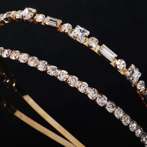 Détail macro de serre-têtes de mariée dorés avec des cristaux de zircone cubique brillants