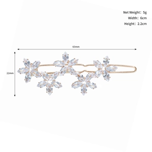 Vue détaillée d'une élégante pince à cheveux dorée en zircon avec dimensions et fleurs