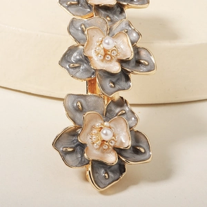Barrette à cheveux florale rétro avec pétales en émail et perles sur support crème