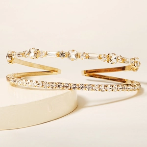 Détail d'un élégant bracelet de bras doré orné de cristaux strass scintillants