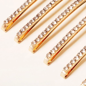 Minimalistische goldene Haarspange mit Strasssteinen in eleganter diagonaler Anordnung
