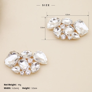 Macro detail of sparkling crystal shoe clips with size 6.5x3.5cm and dimensions