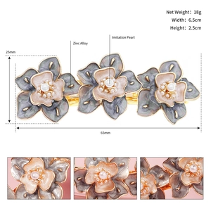 Vue détaillée de la pince à cheveux florale à trois fleurs et perles en alliage de zinc