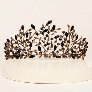 Detail van de barokke vintage gouden bruidskroon met zwarte en grijze kristallen
