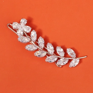 Barrette élégante en feuilles d'argent avec oxydes de zirconium marquise sur fond orange