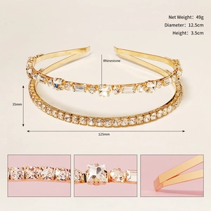 Vue détaillée du serre-tête doré à double rangée de strass avec dimensions 12,5cm par 3,5cm