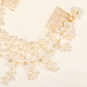 Detail der Braut-Haarkämme mit Perlen, mattierten Blumen und goldenen Drahtzweigen