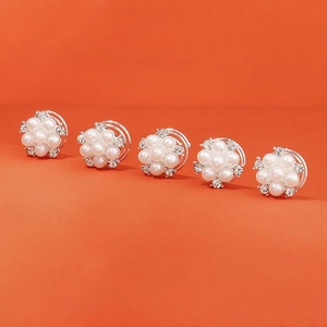 Ensemble de 5 clips décoratifs fleurs en perles et strass sur fond orange vif éclatant