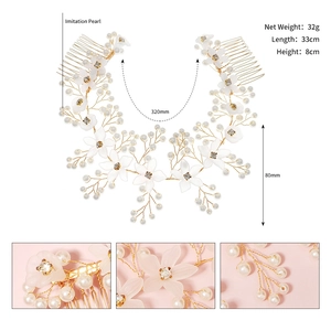 Nahaufnahme des handgefertigten Braut-Haarkamms mit Perlen, Blumen und Kristallen
